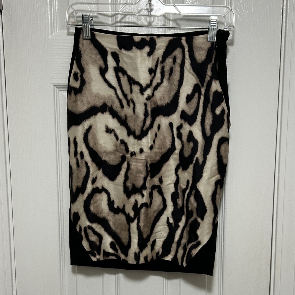 Diane Von Furstenberg- Elegant Black and Cream Animal Print Skirt - S